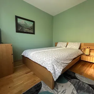  Apartament Quiet Enclave Near The Airport